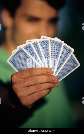 Giovane Azienda carte da gioco, concentrarsi sulle schede in primo piano, close-up Foto Stock