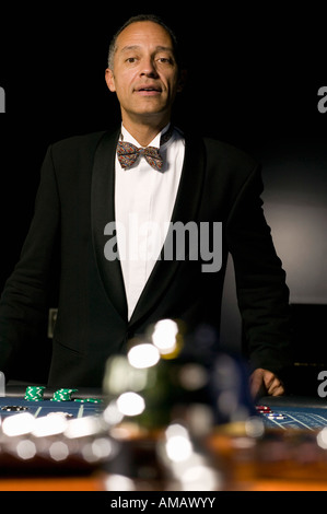 Ben vestito uomo che guarda con speranza Foto Stock