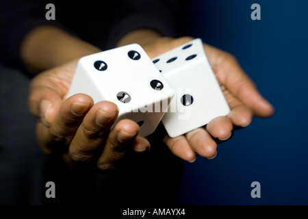 Dadi in mano americano africano in orizzontale Foto Stock