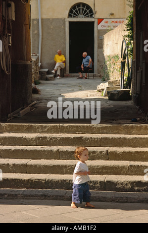 Il Toddler camminando sul villaggio italiano street. Foto Stock