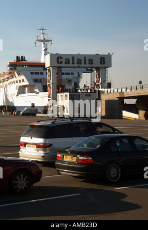 Calais cross channel ferry terminal portuali registrati nel Regno Unito le automobili in attesa di board P&O orgoglio di Dover al cancello 8 8 Foto Stock