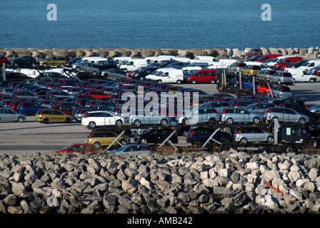 Porto di Calais parete new auto parcheggiata vicino a piattaforme di carico appositamente progettato per l'importazione e l'esportazione di veicoli a motore Foto Stock