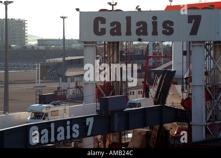 Calais cross channel ferry terminal ramp unloading camper van lasciando recentemente arrivati in traghetto da Dover Kent England Regno Unito Foto Stock