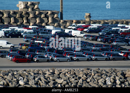 Porto di Calais parete new auto parcheggiata vicino a piattaforme di carico appositamente progettato per l'importazione e l'esportazione di veicoli a motore Foto Stock