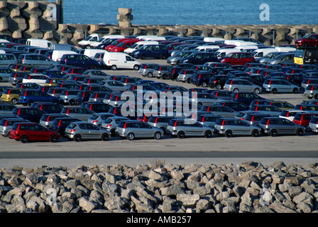 Porto di Calais parete new auto parcheggiata vicino a piattaforme di carico appositamente progettato per l'importazione e l'esportazione di veicoli a motore Foto Stock