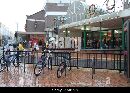 Chelmsford high street outdoor shopping sul bagnato Rainy day shoppers voce verso l'alto Chelmer centro commerciale per lo shopping di Natale Essex England Regno Unito Foto Stock