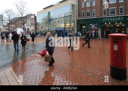 Chelmsford high street outdoor shopping su bagnato Rainy day occupato con acquirenti Foto Stock