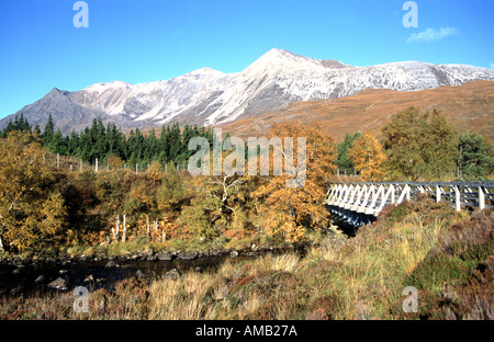 Beinn Eighe in Torridon Highlands occidentali della Scozia vista dal ponte che conduce a Loch Clair Foto Stock