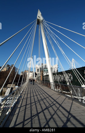 Londra Golden Jubilee passerella uno dei due nuovi solo pedonale Fiume Tamigi attraversamenti di ciascun lato del Hungerford ponte ferroviario Foto Stock