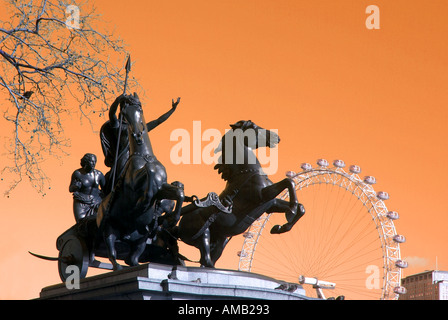 Statua in bronzo della regina Boudicca e carrozza a cavalli con parte del London eye ruota panoramica a colori manipolato Foto Stock