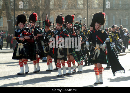 Tubo di Londra e il tamburo da banda Gordons scuola in una parata marciando lungo Whitehall Foto Stock