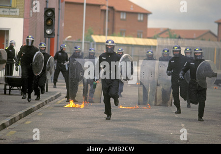 Metropolitan Ufficiali della Polizia in fase di ordine pubblico Formazione, Hounslow, Middlesex, Regno Unito. Foto Stock