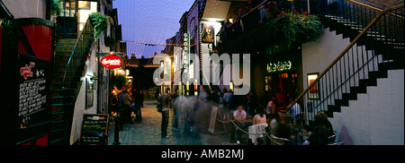 Di notte le riprese panoramiche di Ashton Lane a Glasgow, in zona West End Foto Stock