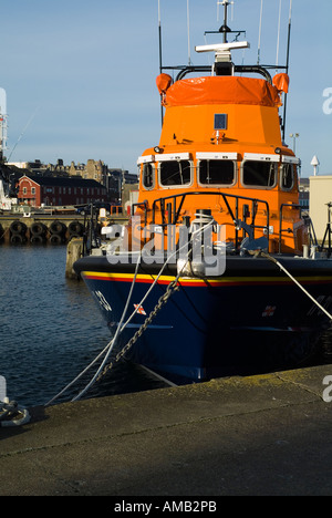 Dh Lerwick Harbour LERWICK SHETLAND RNLB Beth vendere Severn classe RNLI scialuppa di salvataggio al fianco di pier Foto Stock