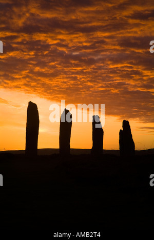 anello dh DI BRODGAR ORKNEY Scozia pietre neolitiche in piedi arancione e grigio tramonto nuvoloso crepuscolo cielo patrimonio dell'umanità sito antico megalito brogar Foto Stock