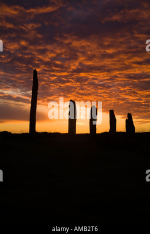 dh Neolitico in piedi pietre ANELLO DI BRODGAR ORKNEY SCOZIA arancione tramonto nuvole crepuscolo cielo bronzo età regno unito patrimonio dell'umanità unesco sito pietra henge Foto Stock