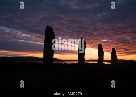 dh Neolitico in piedi pietre ANELLO DI BRODGAR ORKNEY arancione rosa grigio tramonto nuvoloso crepuscolo cielo patrimonio mondiale sito età del bronzo unesco monumento henge regno unito Foto Stock