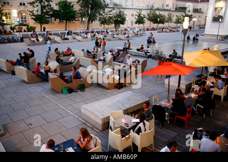 Agosto 2008 - Persone presso il Museumsquartier un complesso culturale con musei ristoranti e caffetterie a Vienna Austria Foto Stock