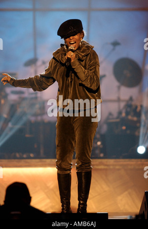 Mary J Blige esegue durante le prove per il 2003 scommettere Walk of Fame per honor Aretha Franklin presso la sede centrale di scommessa Studio ho Foto Stock