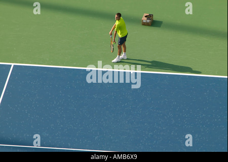 Un tennisman serve durante un gioco di pratica Foto Stock