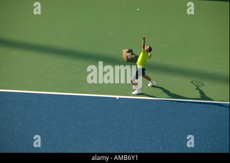 Un tennisman serve durante un gioco di pratica Foto Stock