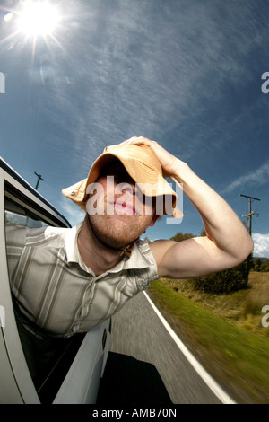 Giovane uomo guardando fuori della finestra della guida auto Foto Stock