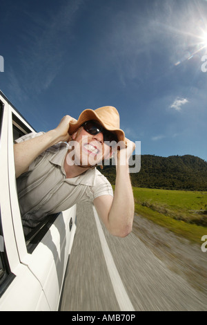 Giovane uomo guardando fuori della finestra della guida auto Foto Stock