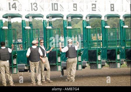 Gestori di eventi attendere per i fantini e i cavalli alla partenza le caselle in Saratoga Springs race track STATI UNITI D'AMERICA AGOSTO 2006 Foto Stock