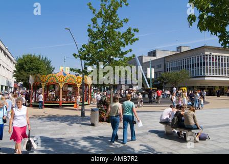 Gli amanti dello shopping e i visitatori del centro pedonale di Plymouth City Center potranno godersi una giornata estiva soleggiata. Plymouth, Devon, Regno Unito Foto Stock