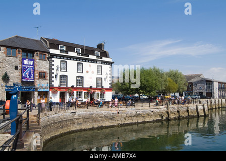 Piacevole giornata estiva sul lungomare di Barbican, Plymouth, Devon, Regno Unito Foto Stock