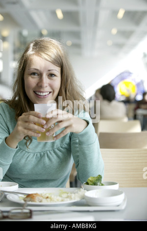 Giovane donna nel refettorio di Ruhr-Universitaet Bochum, in Germania, in Renania settentrionale-Vestfalia, la zona della Ruhr, Bochum Foto Stock