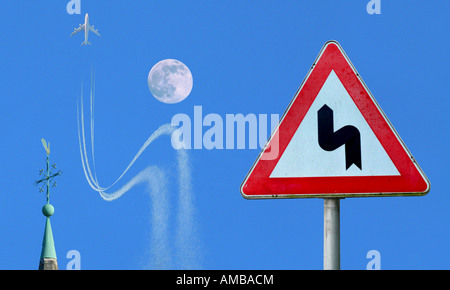 Aeroplano obbedendo segno di traffico, evitando crash con una luna, Germania Foto Stock