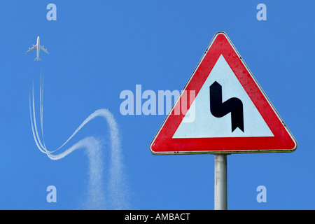 Aeroplano obbedendo segno di traffico, Germania Foto Stock