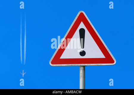 Aeroplano obbedendo segno di traffico, volare un punto esclamativo, Germania Foto Stock