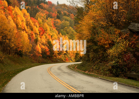 La Blue Ridge Parkway in autunno come esso si incurva lungo un crinale montuoso vicino alla comunità di Linnville Falls, Carolina del Nord Foto Stock