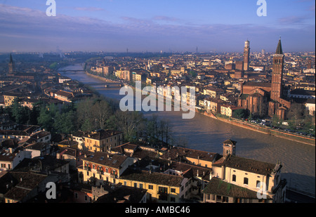 Il fiume Adige si snoda attraverso la città di Verona Italia Foto Stock
