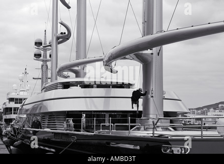 Membro di equipaggio la scalata al montante di carbonio di uno dei più grandi del mondo yacht, "Il falcone maltese" Foto Stock