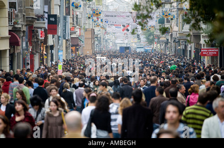 Istiklal Caddesi folle ogni giorno migliaia di acquirenti affollano questo viale pedonale fiancheggiata con il Liberty vetrine del negozio Foto Stock