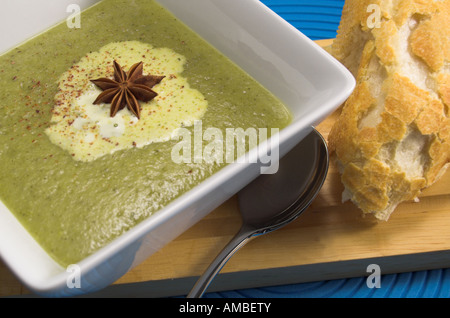 Freschi Fatti in casa zuppa di broccoli in un recipiente quadrato, condito con anice stellato e crema guarnire. Foto Stock