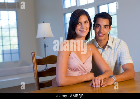Ritratto di giovane coppia ispanica a casa Foto Stock