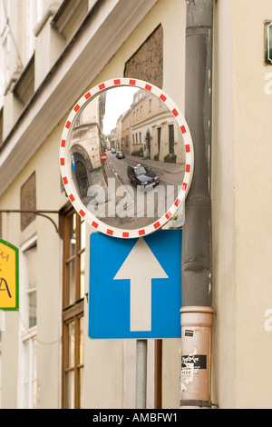 Specchio curvo fissato ad un montante ed usati dai driver di lasciare le loro case su una strada con scarsa visibilità. Foto Stock