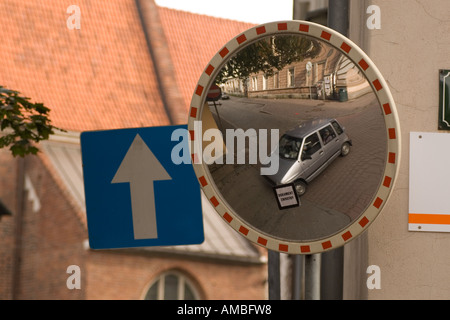 Specchio curvo fissato ad un montante ed usati dai driver di lasciare le loro case su una strada con scarsa visibilità. Foto Stock