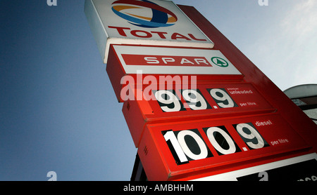 Un totale di benzina (gas) stazione di cartello indicante il prezzo del carburante. Foto Stock