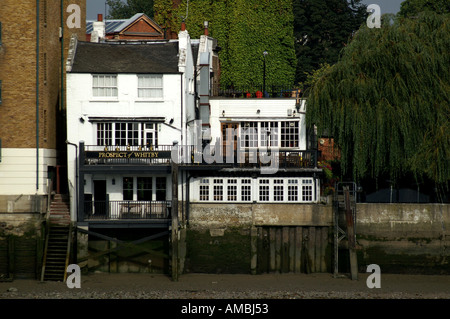 La prospettiva di Whitby più antico pub sul fiume Tamigi Foto Stock