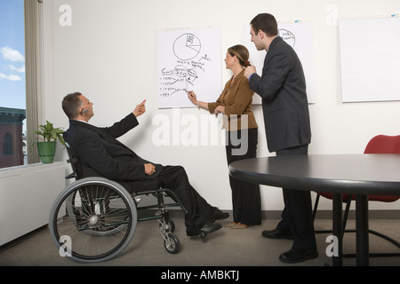 Profilo laterale di una imprenditrice dando la presentazione in un ufficio sale riunioni Foto Stock