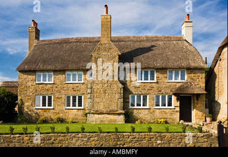 Bel vecchio cottage con il tetto di paglia a Chideock village, Dorset, Regno Unito Foto Stock