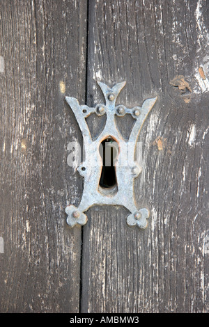 Foro per la chiave con stemma della piastra sulla vecchia chiesa di legno porta assomiglia a una corona Foto Stock