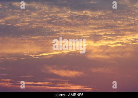 Tramonto sulla baia di Bunatrahir da Downpatrick Head, vicino a Ballycastle, County Mayo, Irlanda Foto Stock
