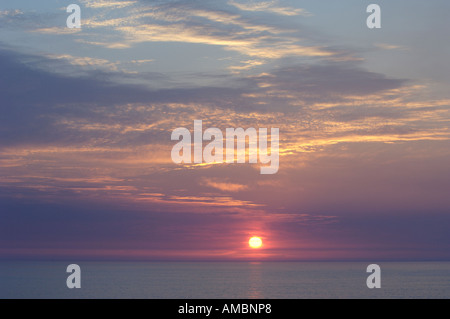 Tramonto sulla baia di Bunatrahir da Downpatrick Head, vicino a Ballycastle, County Mayo, Irlanda Foto Stock