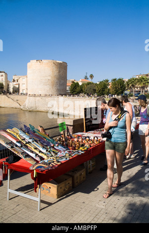 Dh Lungomare Dante Alghero Sardegna navigazione turistica ambulanti in stallo promenade Torre Sulis Shopping ragazza market Foto Stock